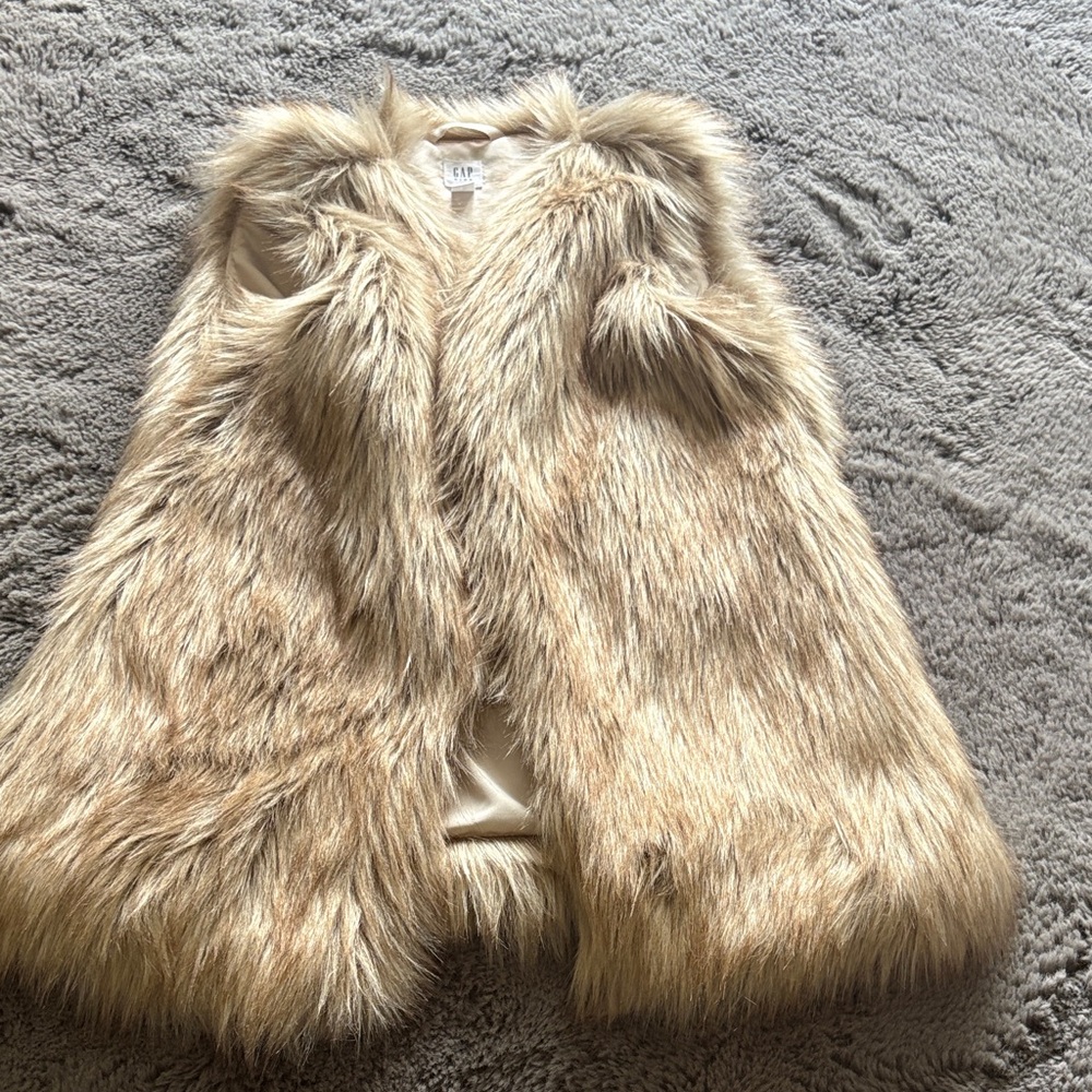 GAP Faux Fur Vest in Light Tan